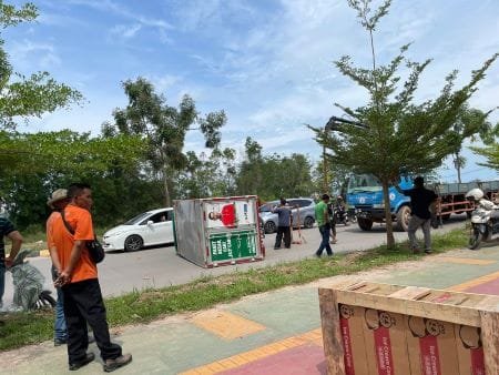 Mobil Box J&T Alami Kecelakaan Tunggal di Jalan Menuju Ocarina, Batam: Tidak Ada Korban Jiwa