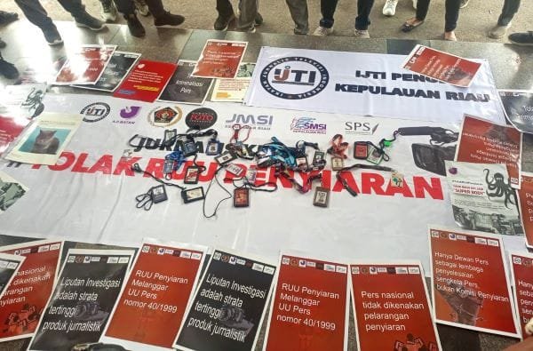 Aliansi Pers Batam Gelar Aksi Damai Tolak RUU Penyiaran di Halaman Kantor DPRD