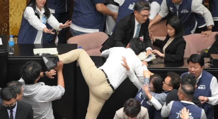 Kericuhan di Parlemen Taiwan: Anggota Parlemen Bertarung dalam Perselisihan Reformasi