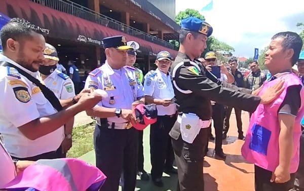 Tampilan Baru, Layanan Lebih Ramah: Juru Parkir Kota Batam Mengenakan Seragam Pink
