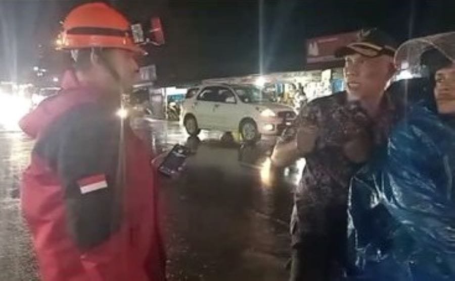 Terjebak Longsor, Gubernur Sumbar Mahyeldi Ikut Evakuasi Korban di Jalan Sitinjau Lauik