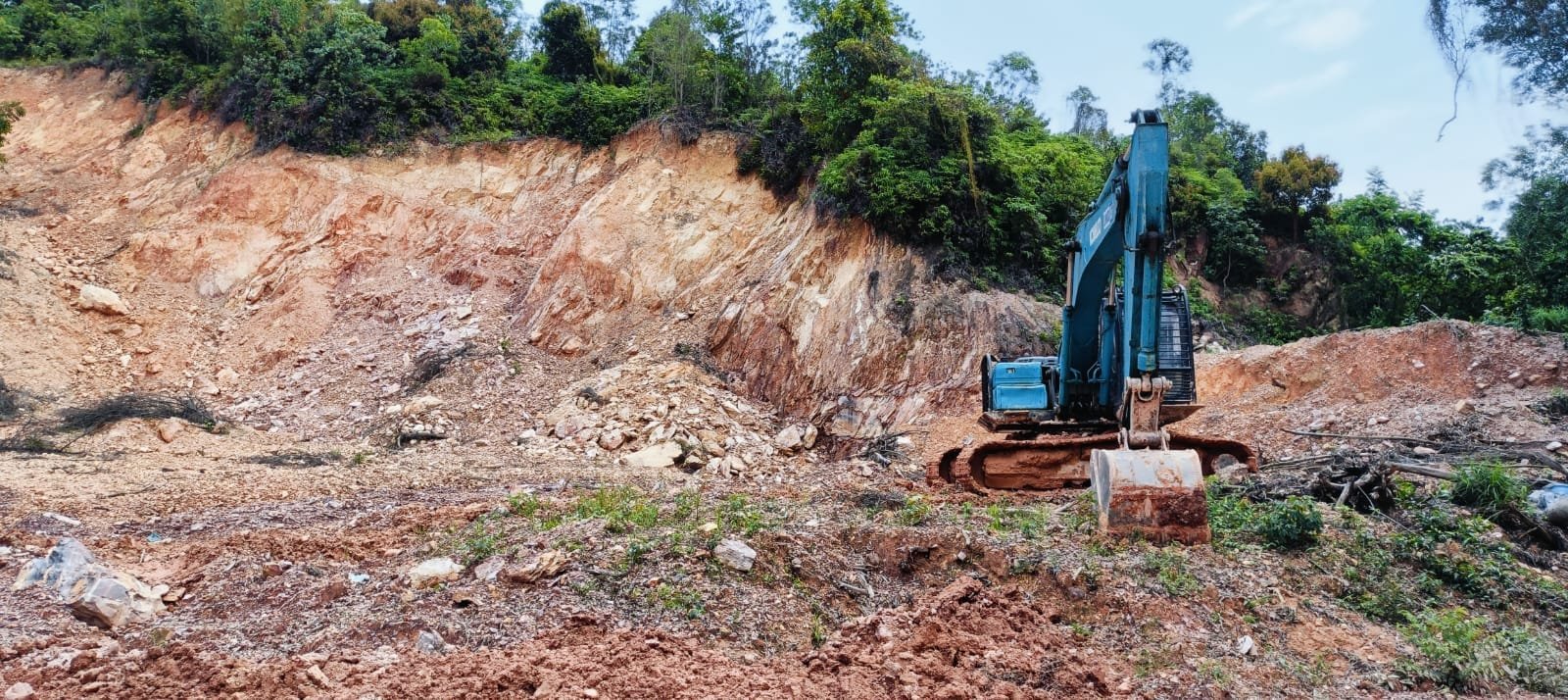 Kegiatan pengerukan lahan atau yang lebih dikenal dengan CUT and FILL di Lokasi Tanjung Uncang, kota Batam