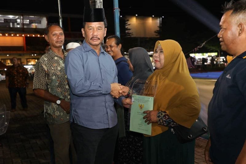 Wali Kota Batam Hadiri Halal Bihalal di Sagulung dan Serahkan Sertifikat Tanah Kampung Tua