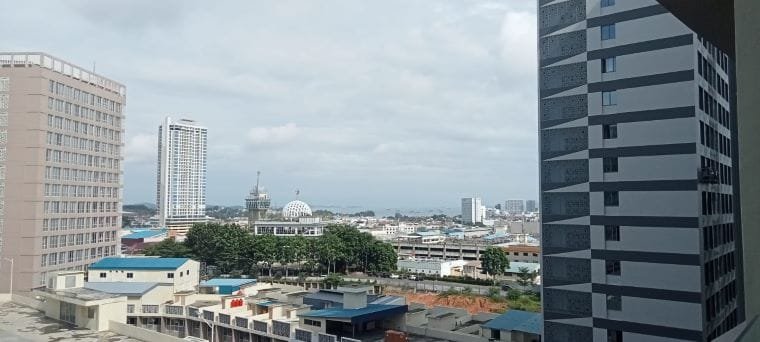 Ramalan Cuaca Kota Batam Kamis Ini: Waspadai Hujan Ringan Saat Siang