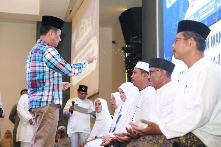 Wali Kota Batam Rudi Berikan Uang Saku Rp 1 Juta untuk Calon Haji 2024