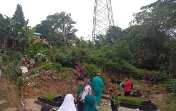 Hujan Deras Sebabkan Longsor di TPU Taman Langgeng Baloi Batam, Puluhan Makam Terdampak