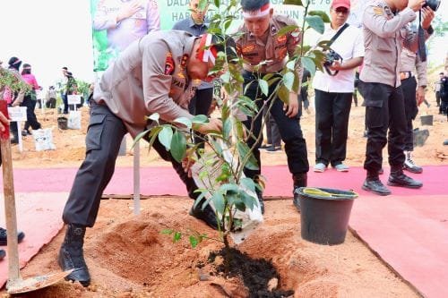 Kapolda Kepri Tanam Pohon dalam Peringatan Hari Bhayangkara ke-78