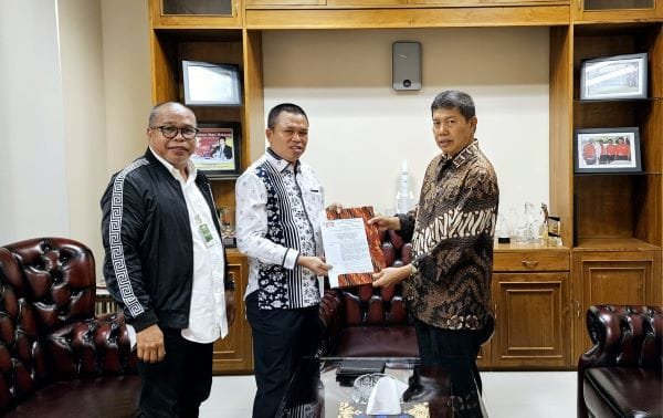 Ketua Umum KKSS Serahkan SK Pengurus BPW KKSS Kepri