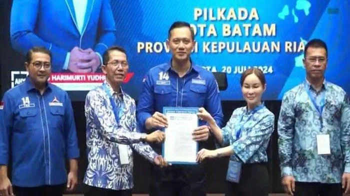 Amsakar Achmad dan Li Claudia Candra Terima Surat Rekomendasi dari Partai Demokrat untuk Pilkada Batam 2024