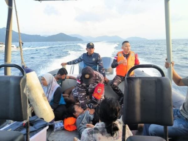 Kapal KM Samarinda Tenggelam di Teluk Buton, Dua Penumpang Tewas, Puluhan Lainnya Dievakuasi
