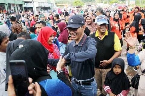 Senam Sehat Bareng Bang Amsakar: Warga Sekupang Antusias Meski Diguyur Hujan