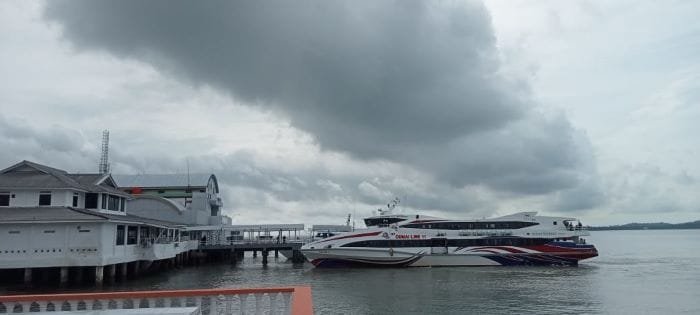 Cuaca Batam Hari Ini: Hujan Ringan Sepanjang Pagi hingga Sore, Berawan di Malam Hari