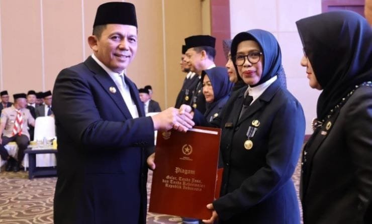 Gubernur Kepri Sematkan Tanda Kehormatan Satyalancana Karya Satya kepada 366 ASN di HUT ke 79