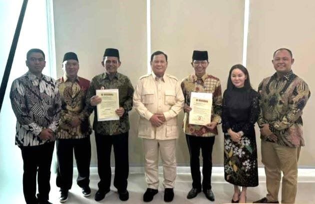 Penyerahan SK Pilkada: Prabowo Subianto Usung Ansar Ahmad dan Amsakar Achmad untuk Pilkada Kepri dan Batam