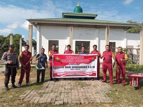 Jelang Maulid Nabi, Polsek Sekupang Gelar Bakti Sosial Bersihkan Masjid An-Nur Sei Harapan