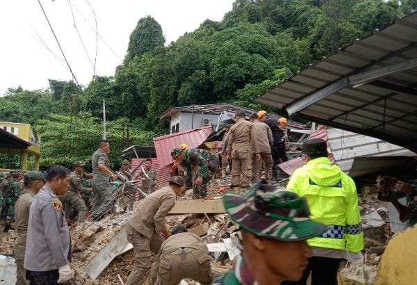 Polsek Sekupang Tanggap Bencana Longsor, Cari Dua Warga yang Hilang