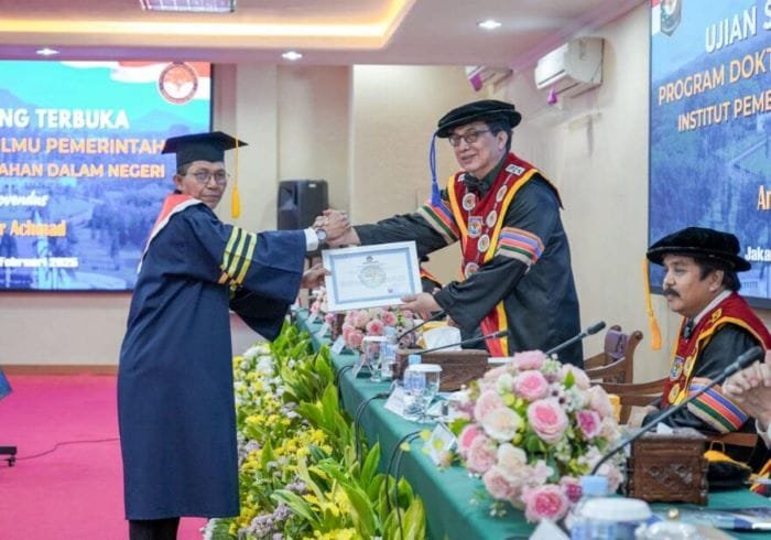 Amsakar Achmad Raih Gelar Doktor Ilmu Pemerintahan, Bahas Kebijakan Ex-Officio untuk Batam