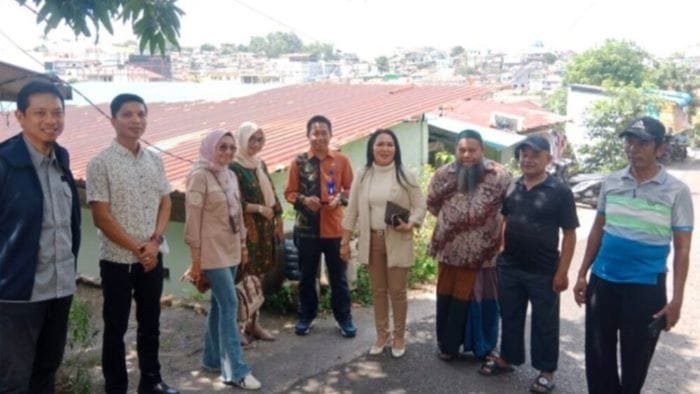 Ruslan Sinaga dan Lurah Sadai Cek Longsor Bengkong Indah