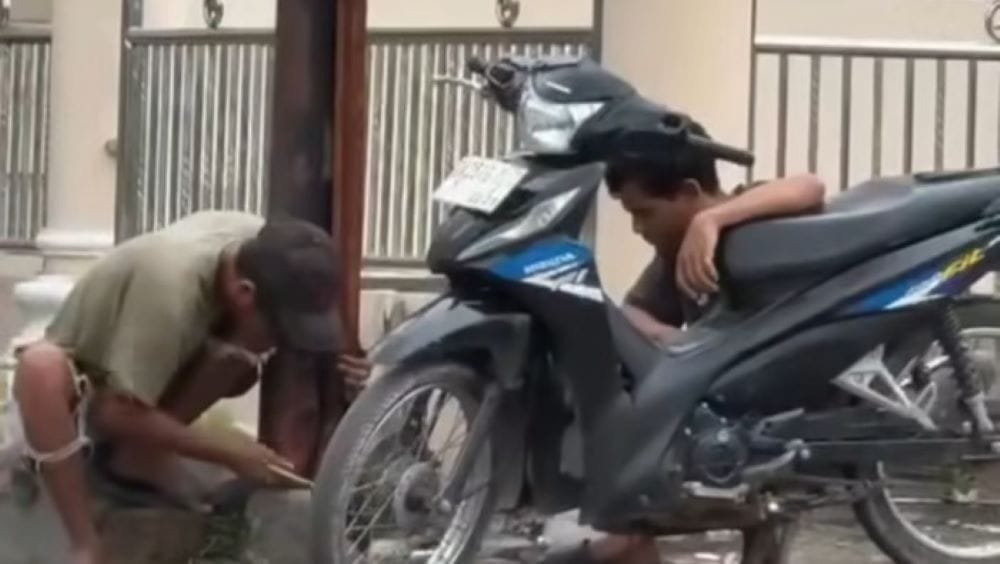 Curi Tiang Besi Telkom di Depan Vihara Maitreya, Batam, Aksi Dua Pria Ini Viral di Medsos
