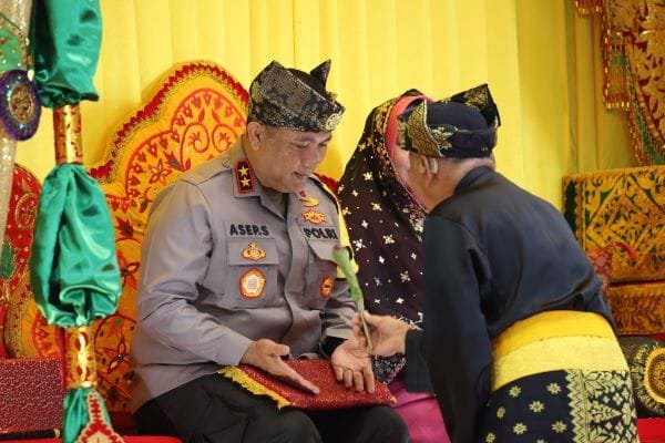 Kapolda Kepri Ikuti Prosesi Adat Tepuk Tepung Tawar di LAM Kepri, Simbol Restu dan Penghormatan