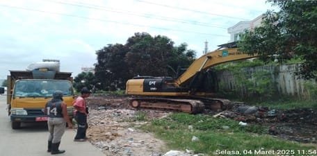 Tanggapi Keluhan Warga, Camat Batam Kota Bersihkan Tumpukan Sampah di Sei Panas dan Tegakkan Sanksi untuk Pembuang Sampah
