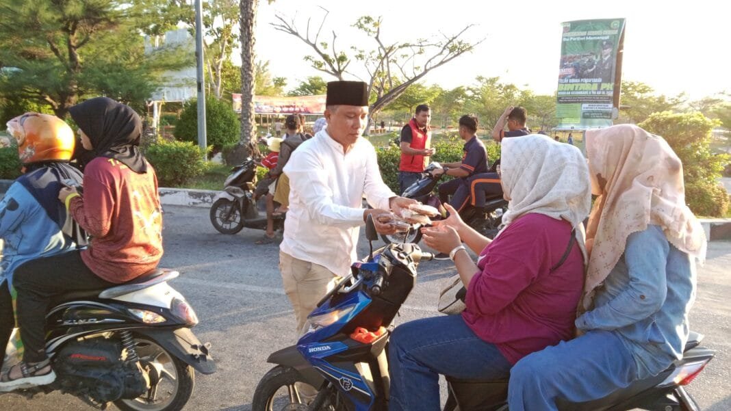 DPC PROJO Karimun Bagikan Takjil Gratis, Tebar Berkah di Bulan Ramadhan