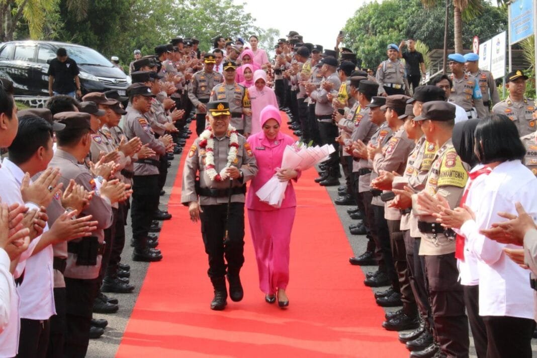 Upacara Welcome and Farewell Parade Mengiringi Serah Terima Jabatan Kapolresta Barelang