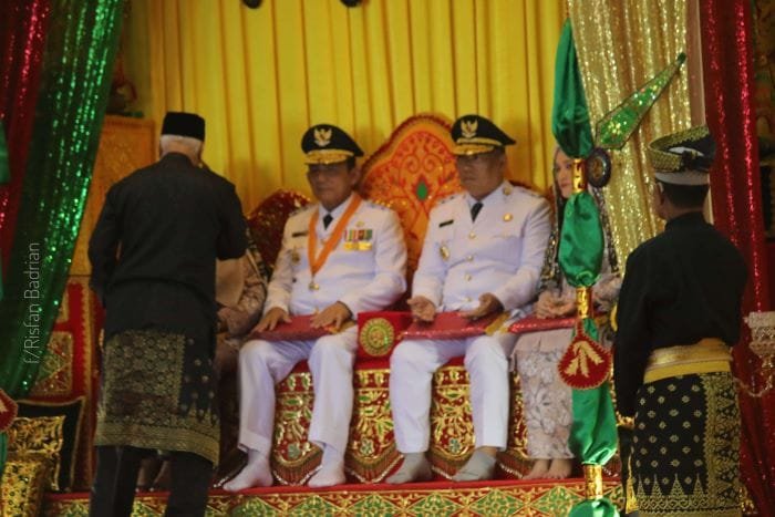 Gubernur Ansar Ahmad dan Wagub Nyanyang Haris Pratamura Disambut Tepuk Tepung Tawar Usai Retret Kepemimpinan