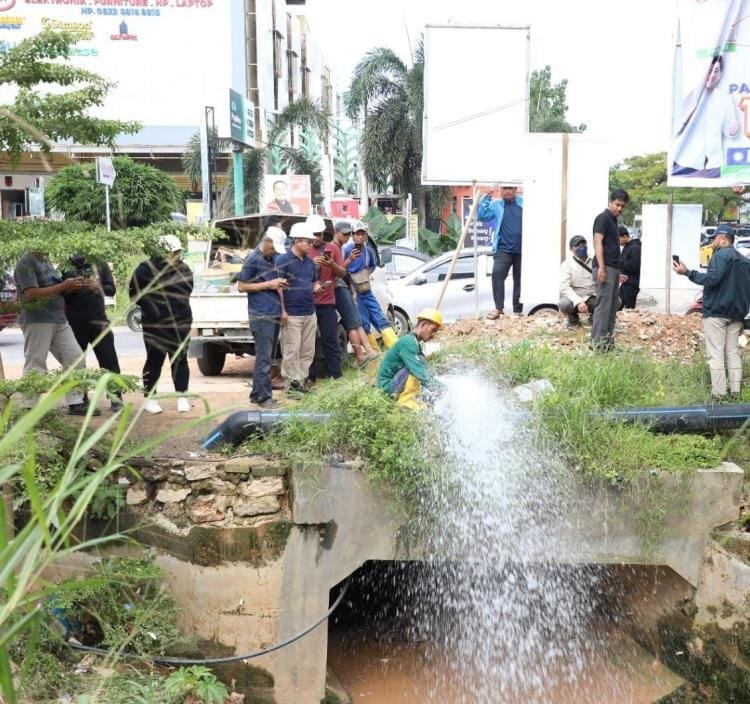 Petugas sedang melakukan Perbaikan pipa