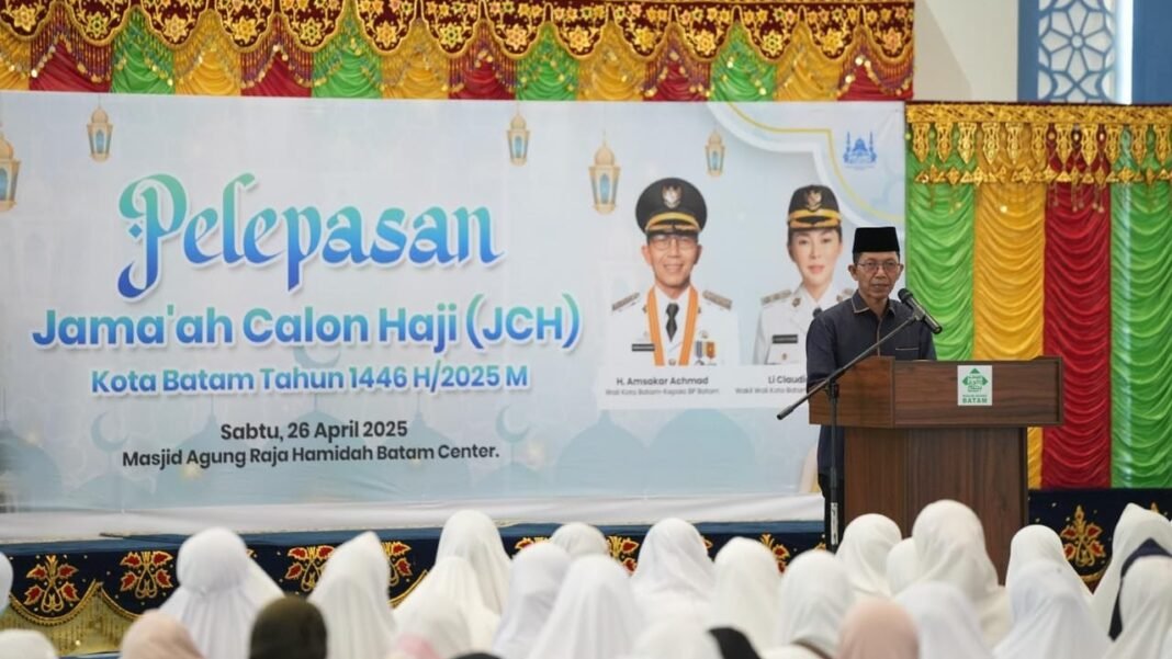 Amsakar Achmad Lepas Jemaah Calon Haji Kota Batam