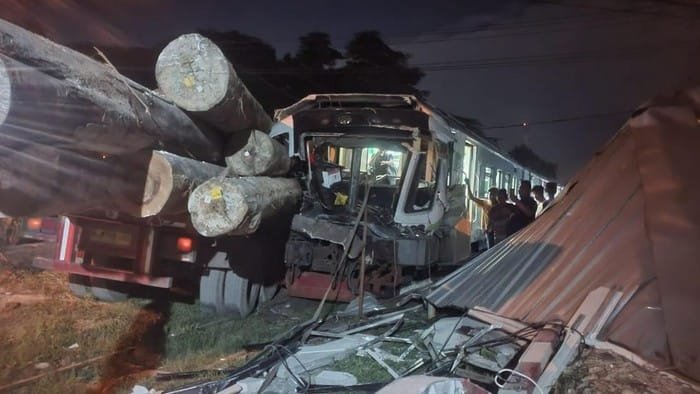 Foto: Peristiwa mengerikan itu terjadi pada Selasa (8/4) pukul 18.30 WIB. Ngerinya kecelakaan tersebut sampai membuat sejumlah kayu gelondongan menancap di lokomotif. Kayu berukuran raksasa itu menembus bagian depan lokomotif. (Istimewa)