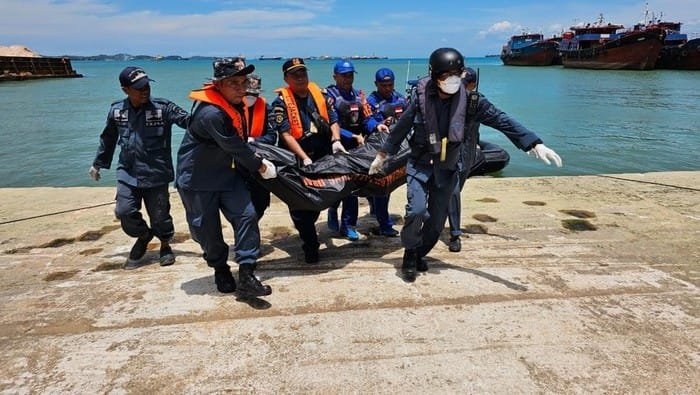 Mayat Pria Berbaju Merah Ditemukan Mengapung di Perairan Batu Ampar, Identitas Masih Diselidiki
