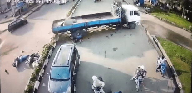 Rem Blong, Truk Lori Tabrak Pengendara di Simpang Tiban Batam – Beberapa Korban Luka