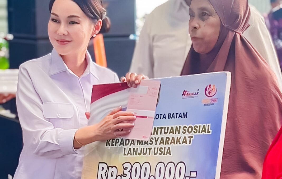 Wujud Kepedulian Amsakar - Li Claudia, 1.245 Lansia Terima Insentif Sebesar Rp 300 ribu