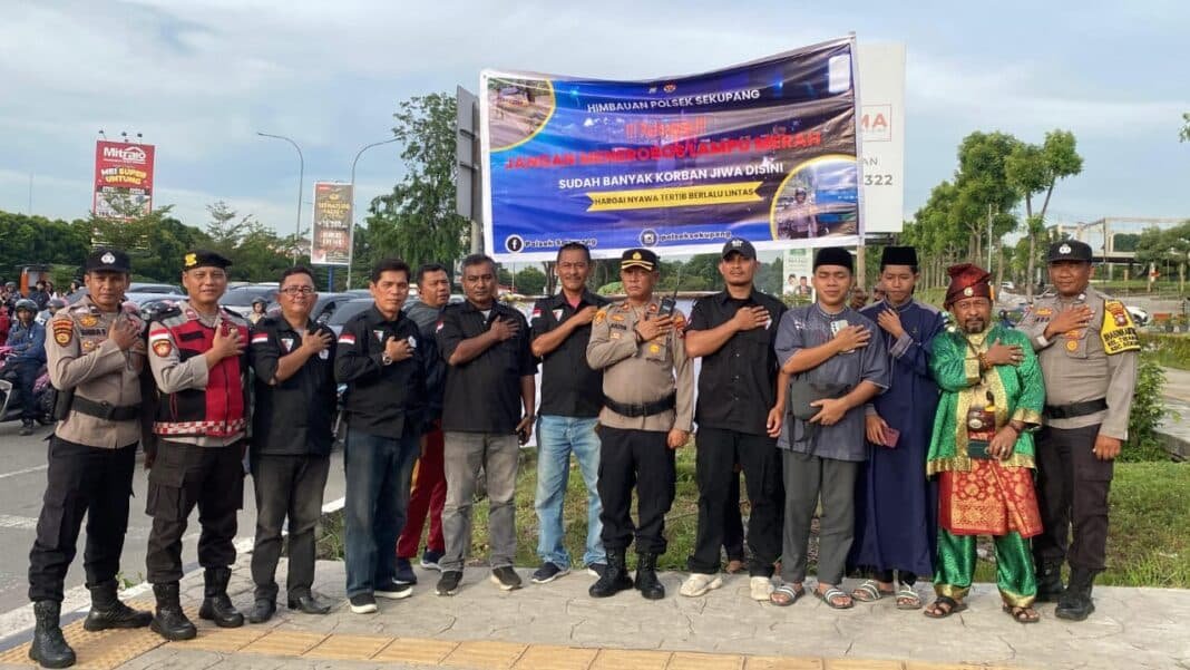POLSEK SEKUPANG DAN TOKOH MASYARAKAT KAMPANYEKAN KESELAMATAN BERLALU LINTAS DI TRAFFIC LIGHT VITKA CENTRE
