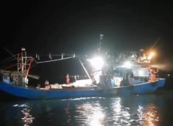 Kapal Indonesia Terbalik di Perairan Pedra Branca, 30 Penumpang Berhasil Diselamatkan