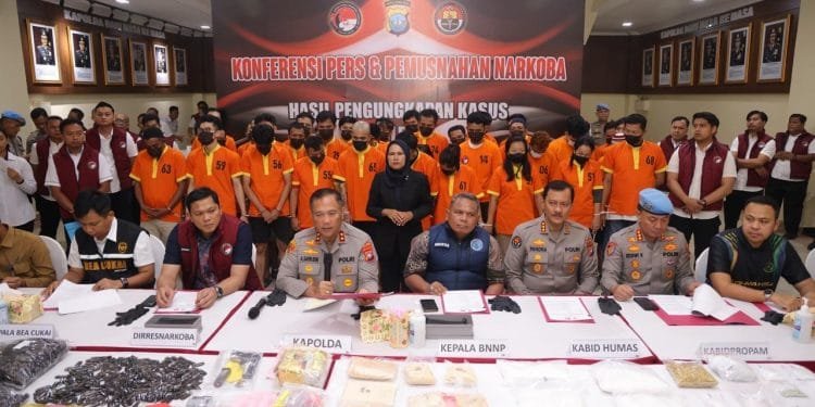 Polda Kepri Gagalkan Peredaran 5,7 Kg Narkoba Sintetis di Batam, 2 Tersangka Ditangkap