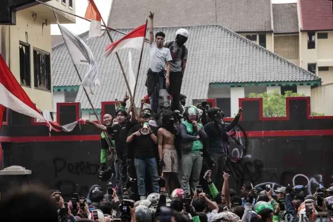 Kematian Affan Picu Gelombang Protes: Massa Bertahan di Depan DPR hingga Pagi, Isu Reformasi dan Transparansi Menguat