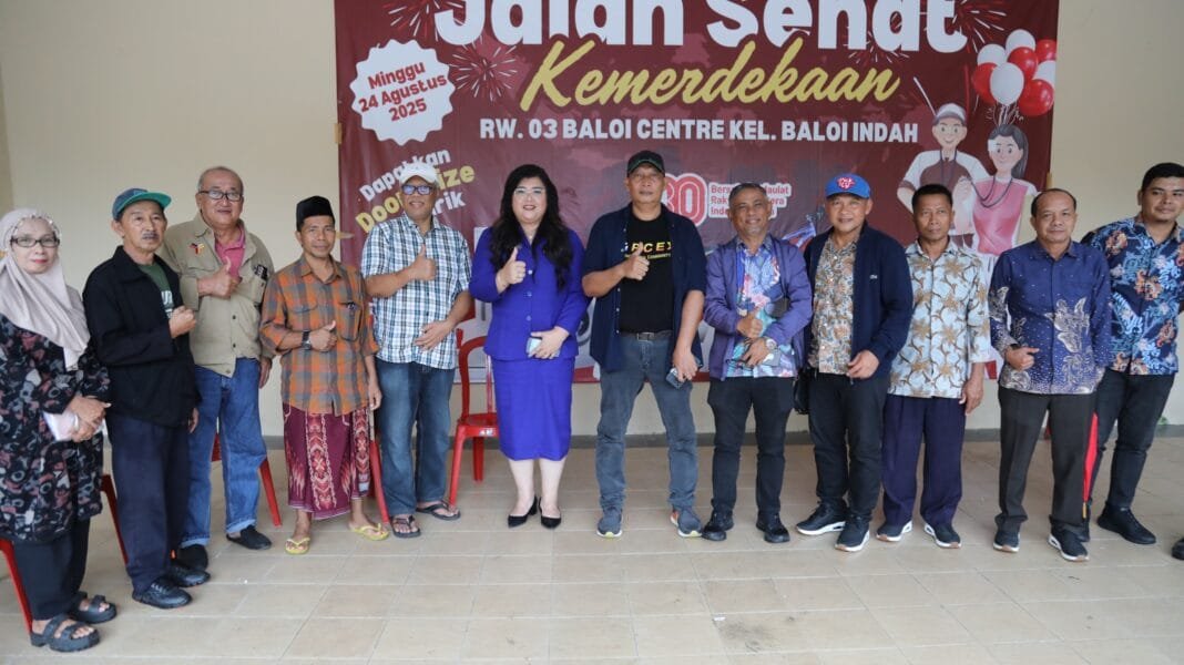 Ariastuty Sirait menemui langsung warga Perumahan Baloi Center Group photo at a celebration event.